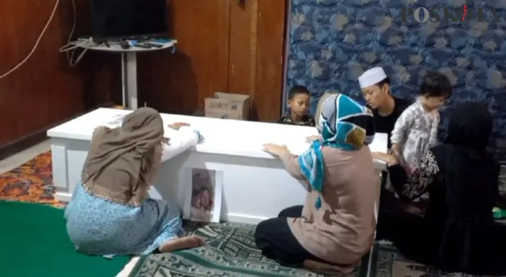 Jenazah almarhum Ridho Darmawan tiba di rumah duka di Tambun Selatan. (Poskota/Ihsan)