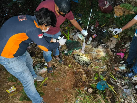 Polisi melakukan olah TKP penemuan kerangka manusia di pinggir Tol Serpong. (Dok. Humas PMJ)