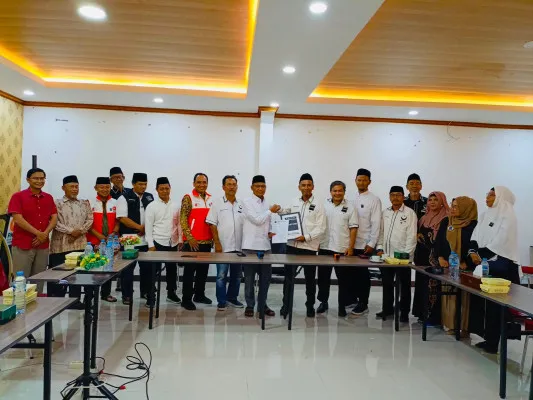 Pengurus Partai Masyumi Kota Depok saat menyerahkan rekomendasi dukungan ke pasangan Imam-Ririn di DPD PKS Kota Depok. (Dok. DPD PKS Kota Depok)