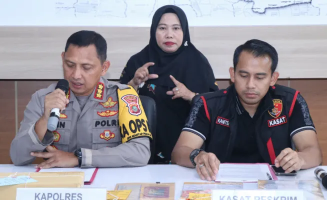 Konferensi pers kasus penemuan pasutri dengan luka tusuk di Polres Metro Tangerang Kota. (Dok. Humas Polres Metro Tangerang Kota)