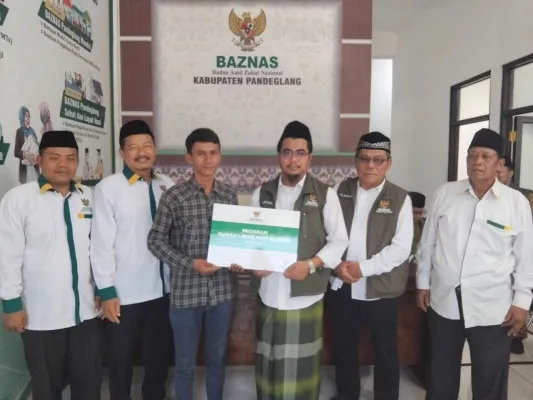 Jajaran Baznas Pandeglang saat menyerahkan bantuan sembako untuk tangani stunting. (Dok. Pemkab Pandeglang)