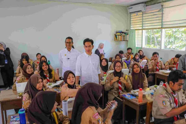 Pj Gubernur Jakarta Heru Budi dan Wapres RI terpilih Gibran Rakabuming Raka saat tinjau program makan bergizi gratis di SMA Negeri 70 Jakarta. (Humas)