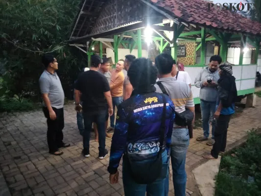 Penangkapan tersangka SYA yang melakukan penusukan kepada seorang pria di Telaga Bestari, Tangerang. (Poskota/Veronica)