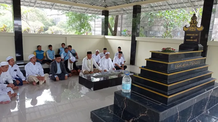 Rudy Susmanto khusyuk ziarah ke makam pejuang Islam. (Dok. tim pemenangan Rudy Susmanto-Jaro Ade)