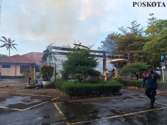 Pendopo Kecamataan Bekasi Selatan yang terbakar pada, Jumat, 11 Oktober 2024. (Poskota/Ihsan)