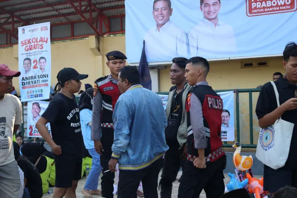 Personel Polda Banten mengamankan kampanye tatap muka calon gubernur Banten 02 di stadion Maulana Yusuf Kota Serang. (Dok. Bidhumas Polda Banten)