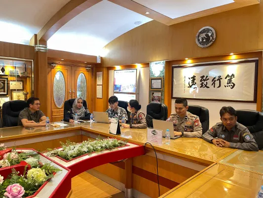 Personel Ditlantas Polda Kepri mensosialisasikan Program TANJAK KEPRI di salah satu perusahaan yang ada di daerah Lubuk Baja, Kota Batam. (Dok. Satlantas Ditlantas Polda Kepri)