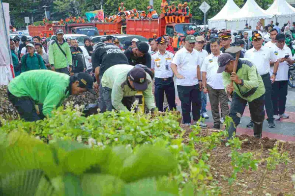 Petugas bersih-bersih kawasan Monas, Jakarta Pusat usai pelantikan Presiden dan Wapres RI terpilih. (Dok. Kominfotik)