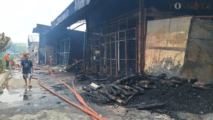 Lapak palet di kampung rawa pasung, medan satria, kota bekasi, terbakar, Rabu, 23 Oktober 2024. (Poskota/Ihsan)