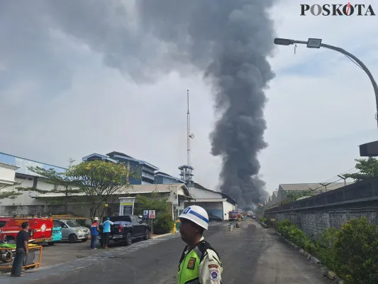 Kebakaran pabrik di Jalan Pondok Ungu, Kecamatan Medan Satria, Kota Bekasi, Jumat, 1 November 2024. (Poskota/Ihsan)