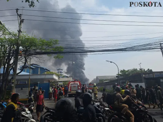 Kebakaran pabrik di Jalan Pondok Ungu, Kecamatan Medan Satria, Kota Bekasi, Jumat, 1 November 2024. (Poskota/Ihsan)