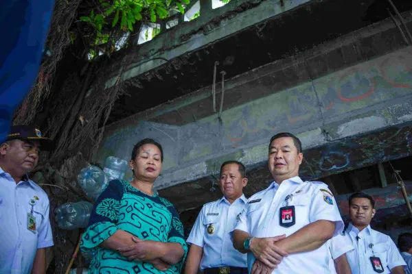 Pj Gubernur DKI Jakarta Teguh Setyabudi saat mengunjungi warga yang tinggal di kolong Jembatan Pakin, Penjaringan, Jakarta Utara. (Dok. Kominfotik)