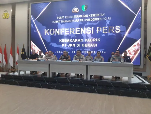 Karumkit RS Polri Kramat Jati Brigjen Pol Dr Prima Heru Yuliartono bersama Karodokpol Brigjen Pol Nyoman Eddy, Karo Lab Dr Sumy Hastry dan Waka Rumkit dr Erwin serta perwakilan PT JPN mengadakan jumpa pers kebakaran pabrik PT JPN Bekasi, Jumat, 8 November 2024.