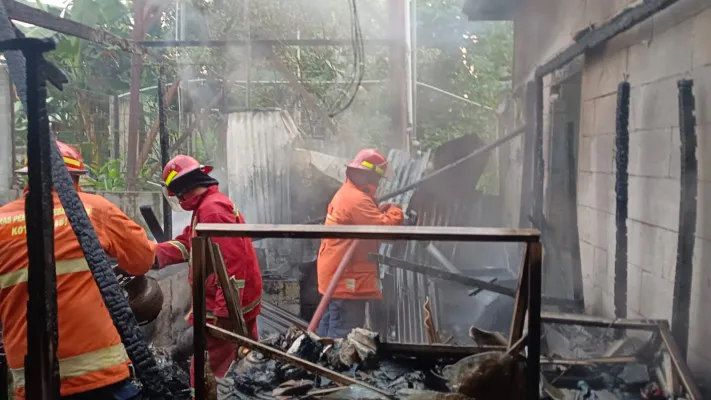 Petugas pemadam kebakaran saat memadamkan api di kantin kawasan Cikiwul, Bantargebang, Bekasi, Senin, 11 November 2024. (Dok. Damkar Kota Bekasi)