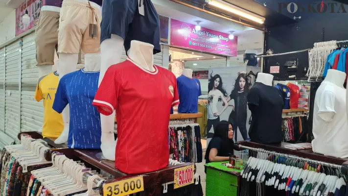 Salah satu toko pakaian olahraga yang menjual jersey Timnas Indonesia di salah satu Mal kawasan Jakarta Barat. (Poskota/Pandi)