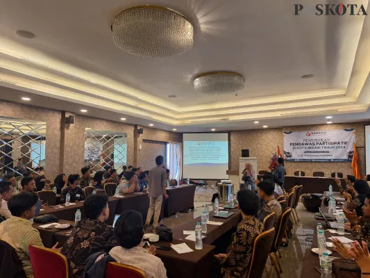 Puluhan generasi millenial saat proses pembekalan materi pengawasan partisipatif oleh Bawaslu Kota Bekasi, di Hotel Amaroosa Grande, Bekasi Selatan, Kamis, 14 November 2024. (Poskota/Ihsan)