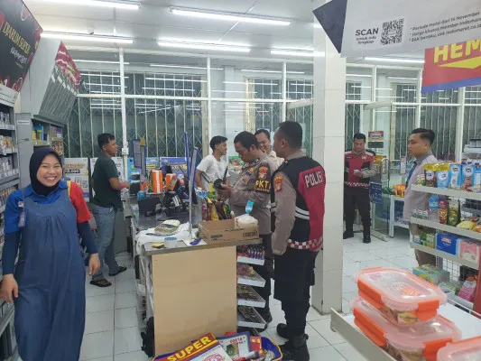 Polisi olah TKP pembobolan Indomaret di Mustikajaya, Kota Bekasi. (Dok. Humas Polsek Bantargebang)