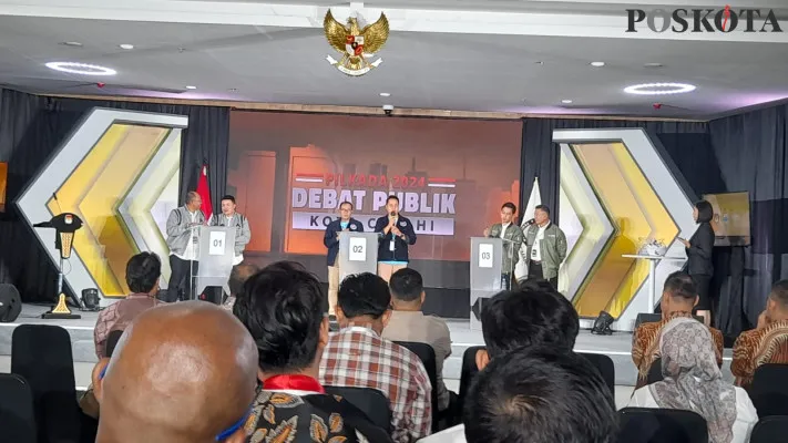 Tiga Calon Wali Kota Cimahi dan pasangannya dalam debat publik pertama di wilayah Cimahi Selatan. (Poskota/Gatot Poedji Utomo)