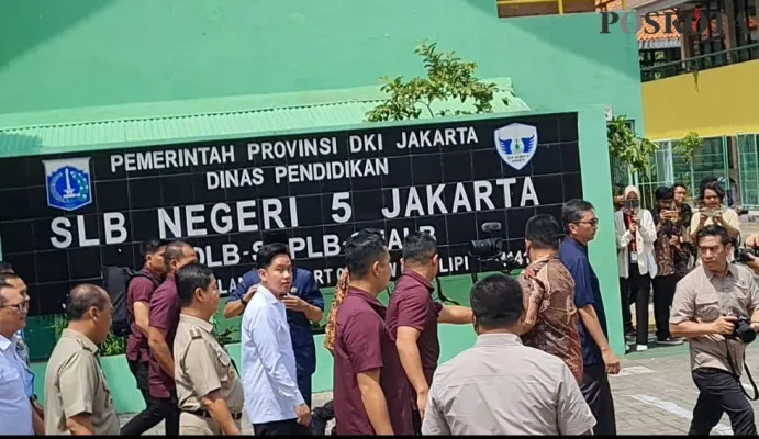 Wakil Presiden Gibran Rakabuming Raka saat meninjau pelaksanaan makan bergizi gratis di SD Negeri 15 Slipi, Palmerah, Jakarta Barat. (Poskota/Pandi)