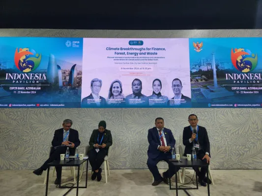 Anggota VI BPK Fathan Subchi (tengah nomor dua dari kanan) menjadi pembicara dalam diskusi di Paviliun Indonesia dalam pelaksanaan KTT Perubahan Iklim PBB atau Conference of the Parties ke-29 (COP29) yang digelar di Baku, Azerbaijan, kemarin. (Dok. BPK)