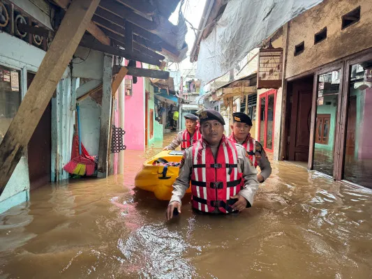 Anggota Samapta Polda Metro mengevakuasi korban banjir di Kebon Pala, Jatinegara, Jakarta Timur menggunakan perahu karet, Kamis, 28 November 2024. (Dok. Samapta Polda Metro Jaya)