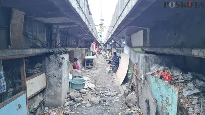 Suasana warga yang tinggal di kolong tol Angke, Jelambar, Grogol Petamburan, Jakarta Barat, Sabtu 30 November 2024. (Poskota/Pandi)