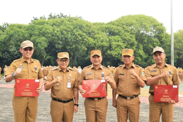 Sejumlah Kepala Perangkat Daerah Kota Bekasi mendapat penghargaan yang digelar usai Apel Senin Pagi, 9 Desember 2024. (Dok. Humas Pemkot Bekasi)