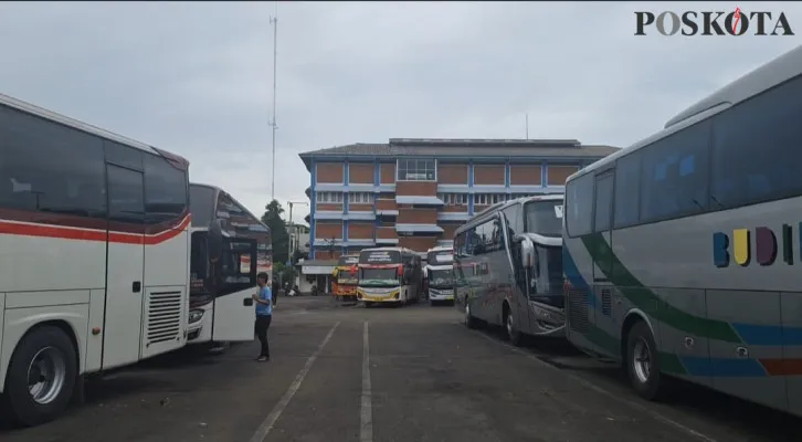 Suasana antrean bus di Terminal Induk Bekasi, Kota Bekasi, Selasa, 10 Desember 2024. (Poskota/Ihsan)