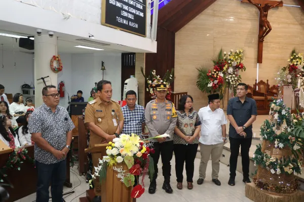 Forkopimda Kota Tangerang saat melakukan monitoring misa malam Natal di Gereja Hati Santa Perawan Maria Tak Bernoda, Daan Mogot, Tangerang. (Dok. Polres Metro Tangerang Kota)