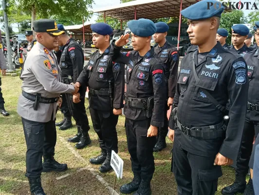 Kapolres Serang AKBP Condro Sasongko memeriksa kesiapan personil yang akan bertugas pengamanan TPS. (Poskota/Rahmat Haryono)