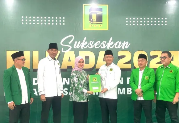 Balon Wakil Bupati Pandeglang, Diana Jayabaya saat menerima SK rekomendasi dari DPP PPP. (Dok. DPC PPP Pandeglang)