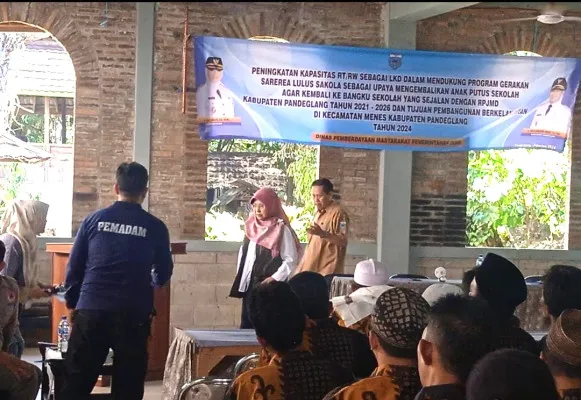 Bakal calon bupati Pandeglang, Rd Dewi Setiani saat hadir di acara pembinaan RT/RW. (Dok. KPPI Pandeglang)