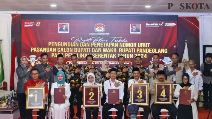 Empat pasangan calon Bupati dan Wakil Bupati Pandeglang usai pengambilan nomor urut. (Poskota/Samsul Fatoni)