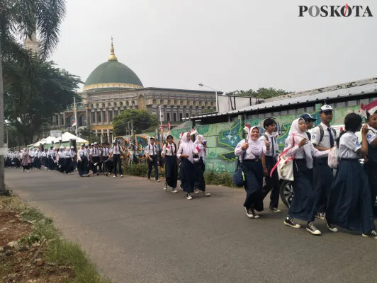 Siswa SMP di Kota Depok tengah berjalan kaki menuju kawasan Mako Brimob Kelapa Dua Depok menyambut kedatangan Presiden Joko Widodo dalam rangka Apel Gelar Sandi Operasi Mantap Brata 2024 pengamanan Pelantikan Presiden dan Wakil Presiden. (Poskota/M Irwan)