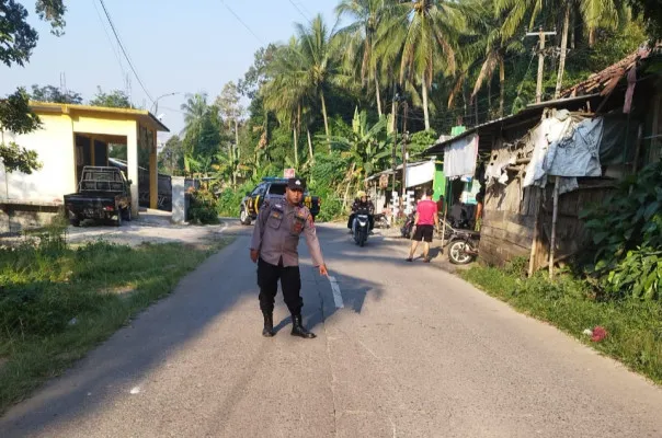 Petugas Polsek Ciomas menunjukkan lokasi kecelakaan lalu lintas yang menewaskan Yasin, ayah Rizki Juniansyah peraih emas Olimpiade cabor angkat besi. (Dok. Satlantas Polresta Serang)