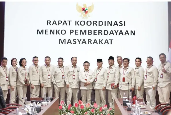 Menteri Koordinator Bidang Pemberdayaan Masyarakat Republik Indonesia menggelar rapat di Lembah Tidar, Akademi Militer (Akmil) Magelang, Jawa Tengah. (Instagram @cakiminnow)