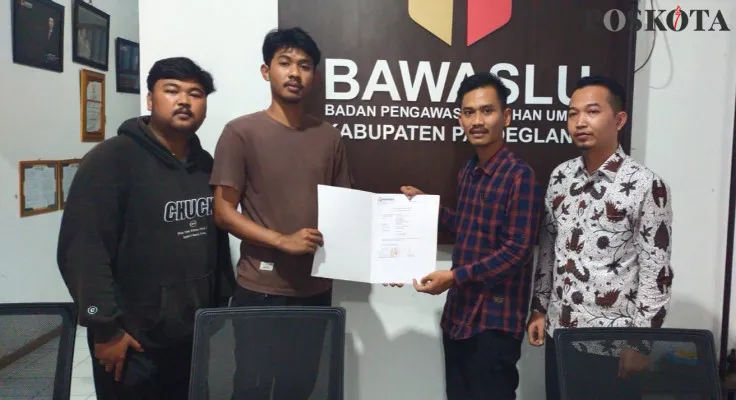 Sejumlah mahasiswa saat melakukan laporan ke Bawaslu Pandeglang terkait video bagi-bagi uang Cabup nomor 02 ke warga. (Poskota/Samsul Fatoni)