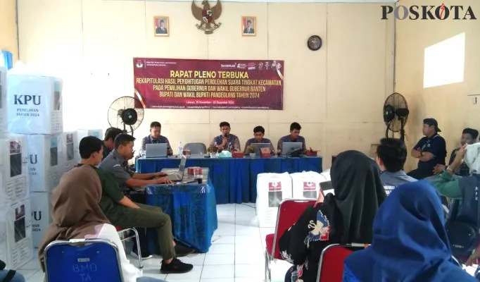 Jajaran PPK Labuan Pandeglang saat melakukan pleno terbuka. (Poskota/Samsul Fatoni)