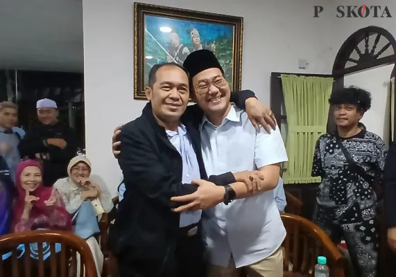 Calon Wali Kota Cimahi, Ngatiyana, (jas hitam) bersama Calon Wali Kota Cimahi (kemeja putih). (Poskota/Gatot Poedji Utomo)