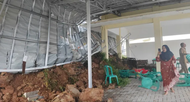 Kantor Desa Sukarame Lebak rusak tertimpa tanah longsor. (Dok. Warga)