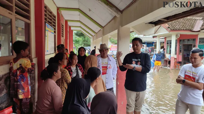 Sejumlah anggota DPRD Banten dan Pandeglang dari Fraksi Gerindra, saat mengunjungi korban banjir di Desa Pagelaran, Kecamatan Pagelaran. (Poskota/Samsul Fatoni)