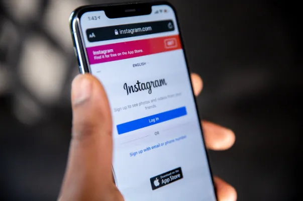 Penyebab Instagram tidak bisa mengirim DM.(Pixabay/solenfeyissa)