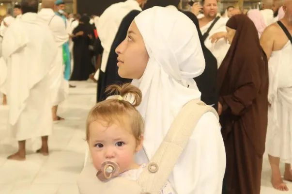 Jennifer Coppen menjalani ibadah umrah bersama sang anak, Kamari Sky.(Instagram/@jennifercoppenreal20)