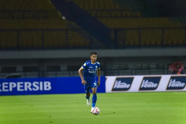 Kakang Rudianto tercatat sebagai pemain Timnas Indonesia yang akan berlaga dalam ajang Piala AFF 2024. Penampilannya bersama Persib Bandung terbilang menonjol dalam beberapa waktu terakhir. (Instagram/@kakangrudianto33)