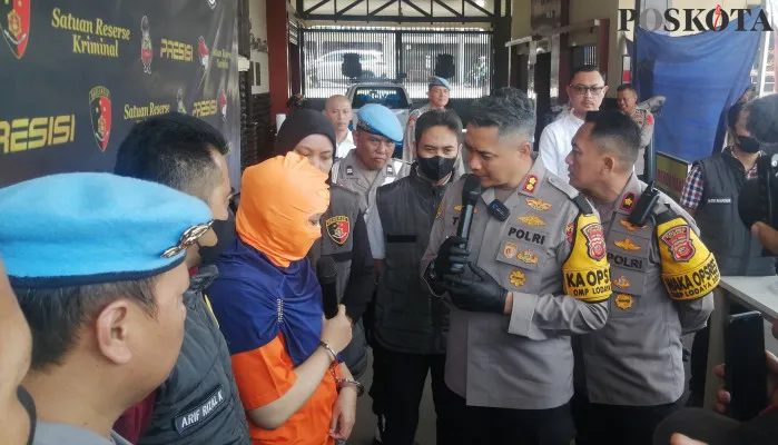 Kapolres Cimahi AKBP Tri Suhartanto (kanan), menginterogasi tersangka atas kasus pemalsuan emas di Mapolres Cimahi. (Poskota/Gatot Poedji Utomo)