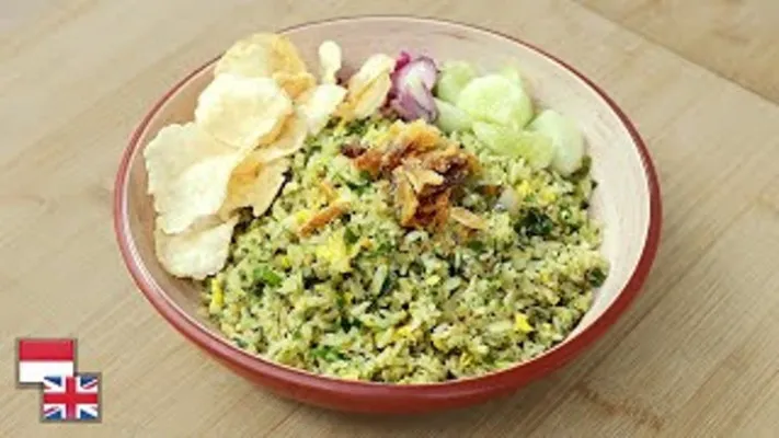 Yuk cobain resep nasi nasi goreng cabe ijo ala chef Devina Hermawan, cek di sini. (YouTube/Devina Hermawan)