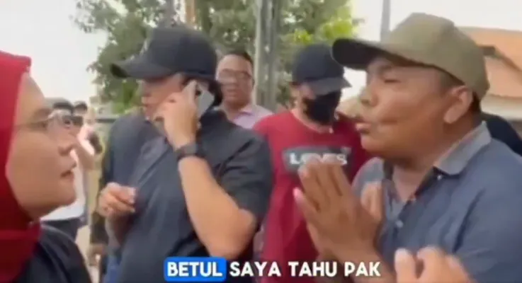 Nina Agustina (kiri), Cabup Indramayu yang memarahi warganya viral hingga sosoknya dirujak netizen. (X/satria_gig***)