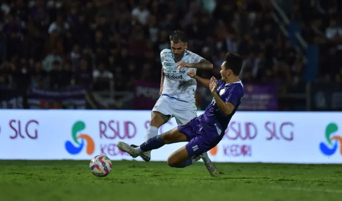 Persib Bandung kembali menang di Kediri saat mampu membuat 2 gol tanpa balas di kandang Persik. (Persib Official)