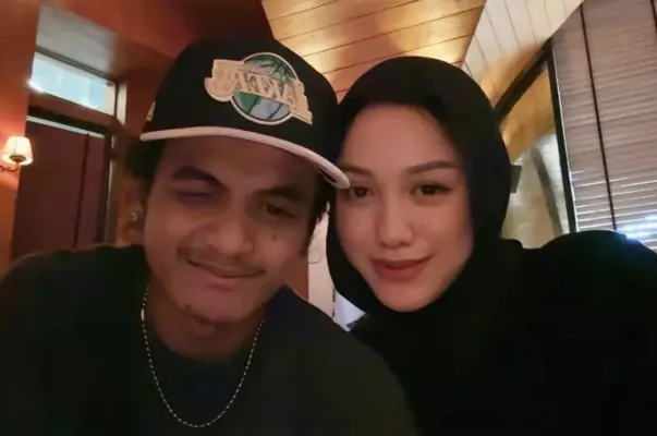 Anak dari Nikita Mirzani, Lolly tulis kalimat ucapan terima kasih untuk sang kekasih, Vadel Badjideh.(Tangkapan Layar TikTok/@laura2n.d)