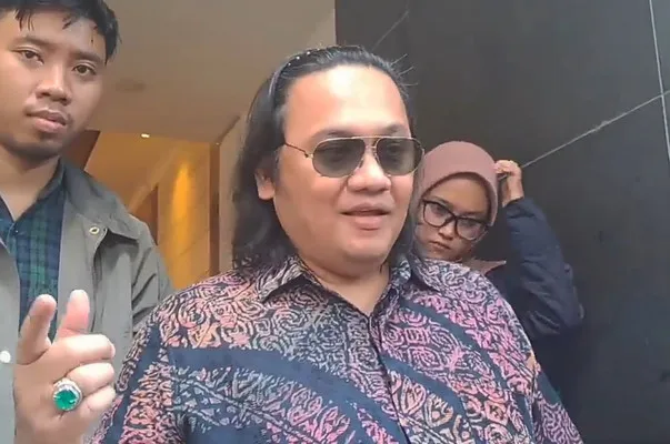 Farhat Abbas tuding Denny Sumargo hendak suap Agus Salim dengan uang Rp300 Juta.(Tangkap Layar YouTube/Intens Investigasi)